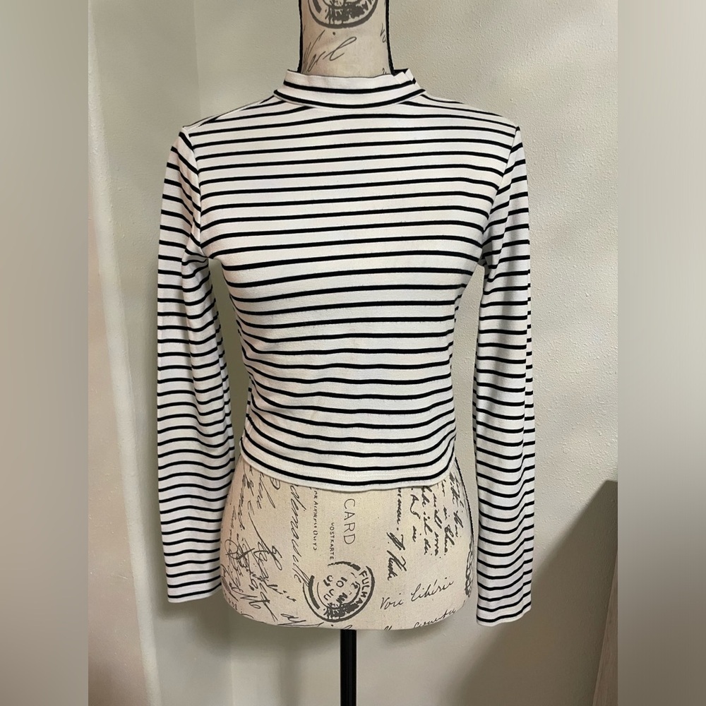 🍂❣️ Leith Black and white striped mock neck shirt EUC